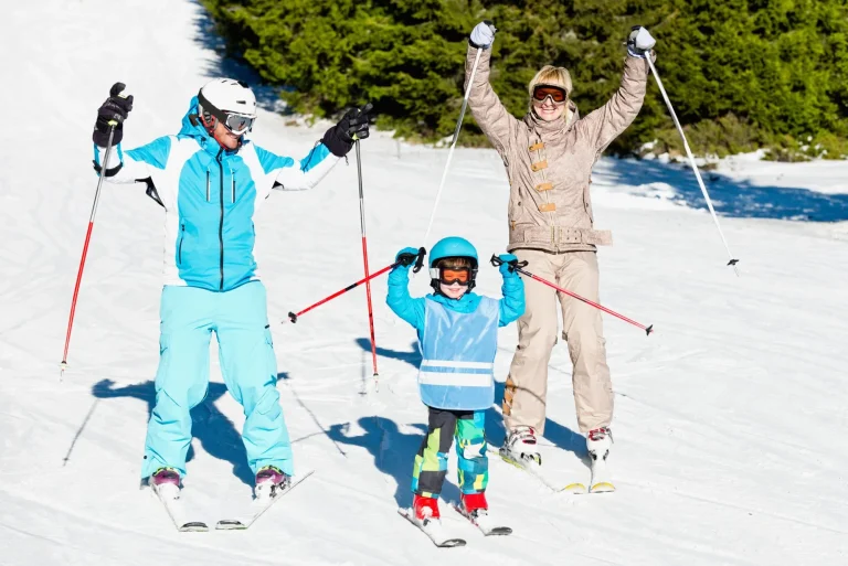 familia esquí diversión niño pequeño