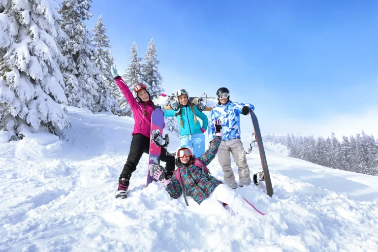 grupo de amigos nieve