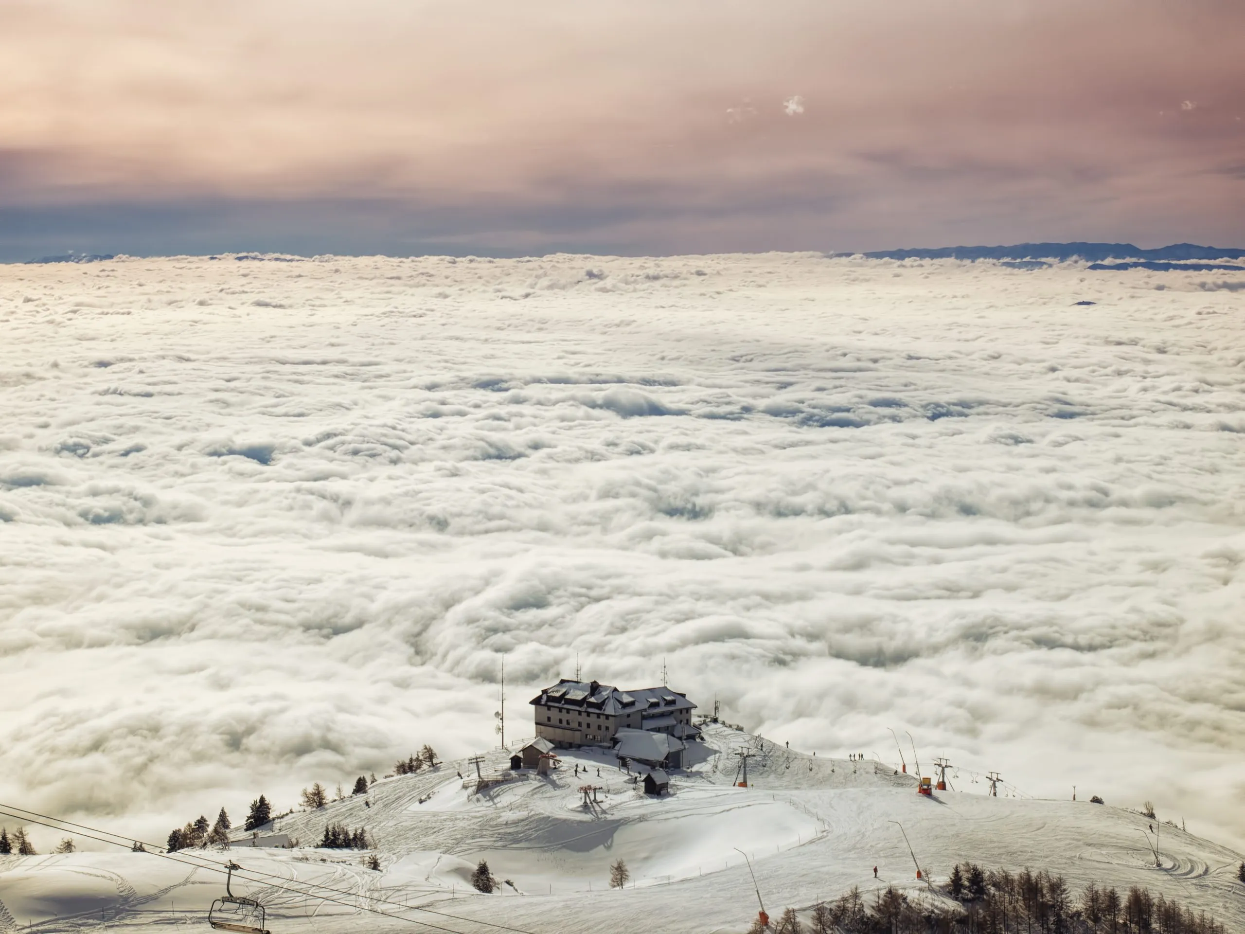 Skigebied Krvavec boven een zee van wolken