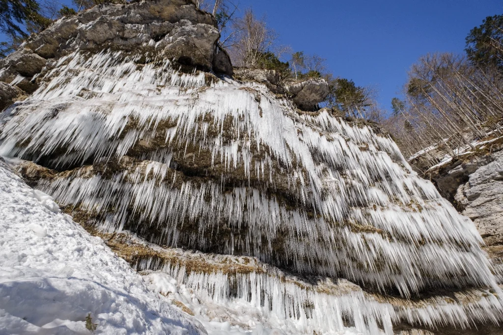 Peričnik ijspegels bevroren waterval