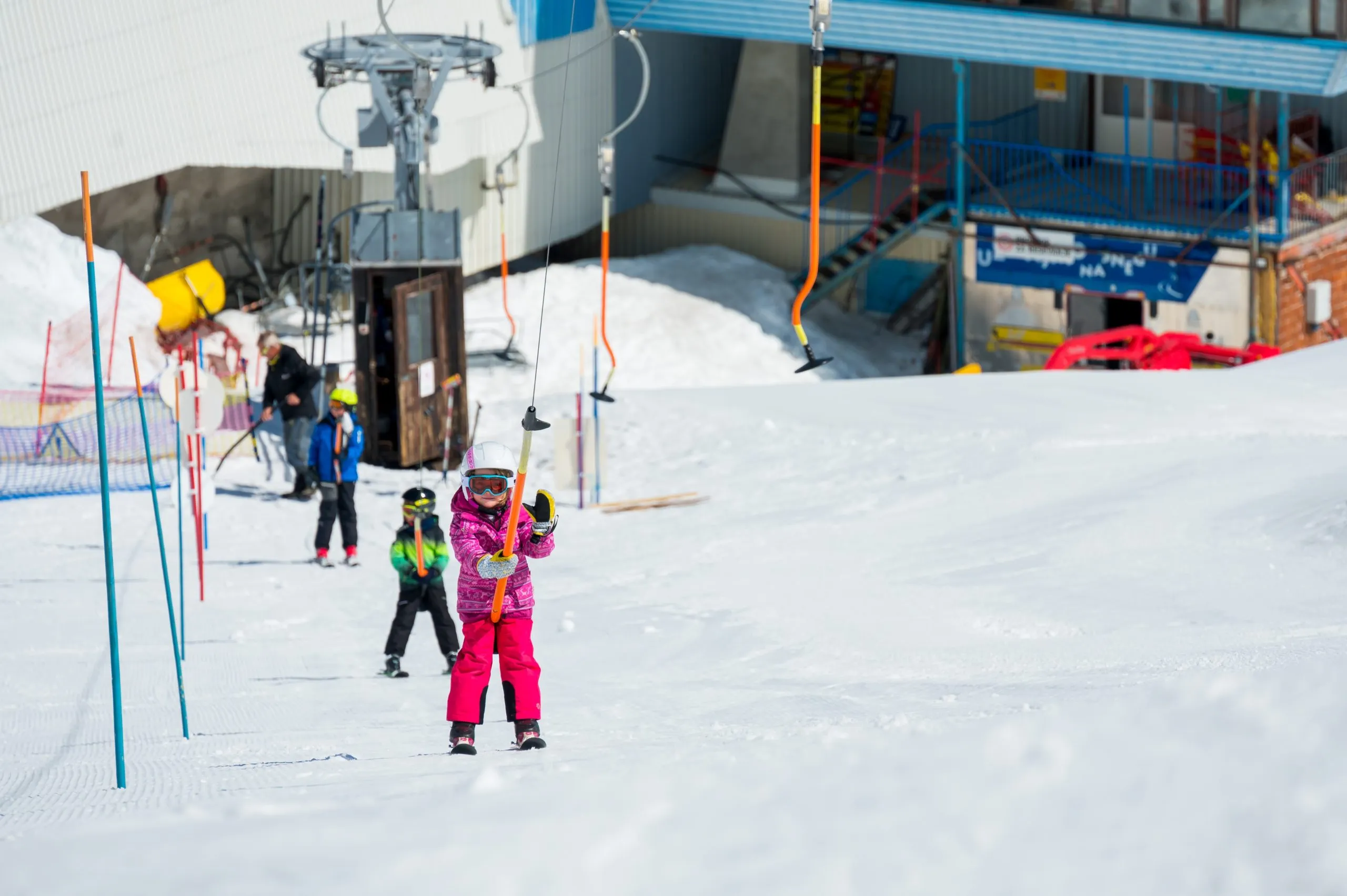 Bambini che sciano nella stazione sciistica di Kanin