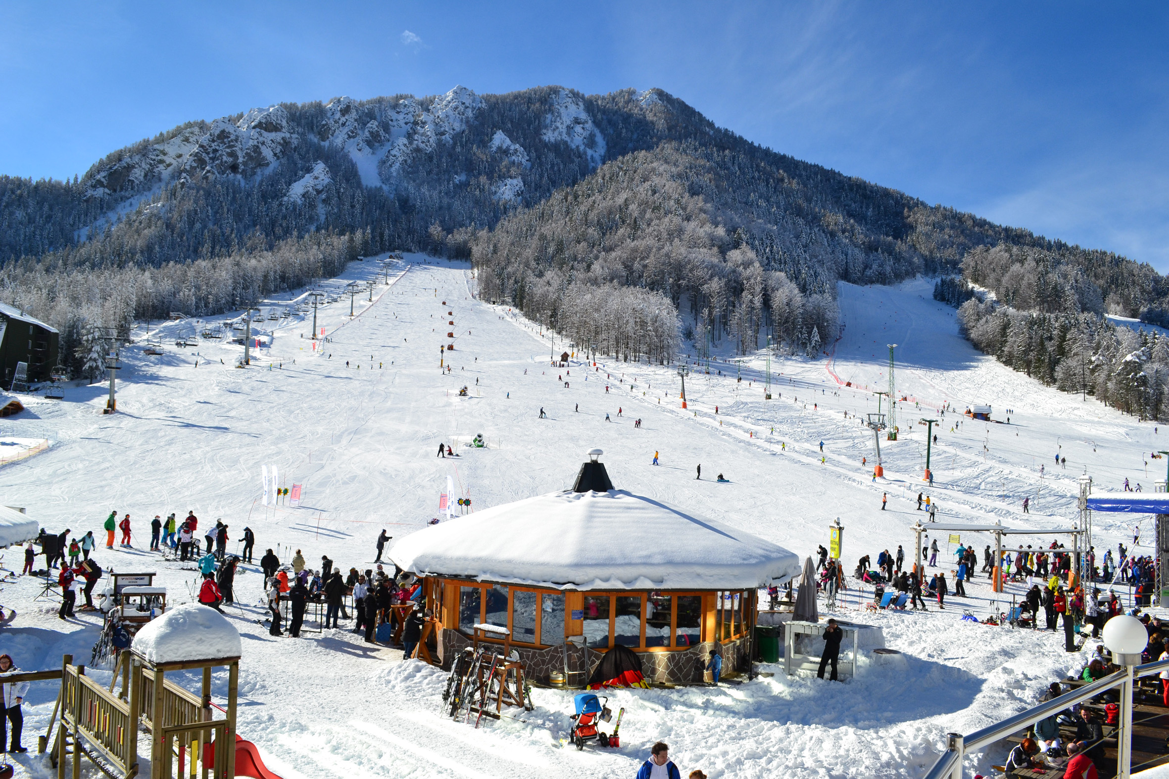 Journée de ski ensoleillée à Kranjska Gora